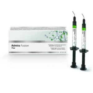 Admira® Fusion Flow Spritzen A1 vor Produktverpackung auf weißem Hintergrund.