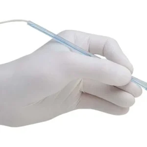 Handstück der Wand™ Plus 30G 1 mit brauner Kanüle in Hand.