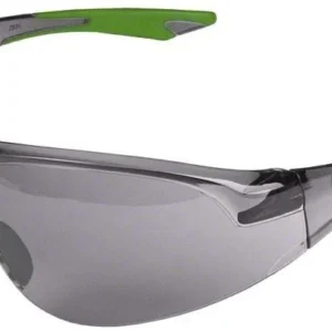 Anti-Fog Schutzbrille mit grünen Bügeln und rauchgrauen Gläsern.