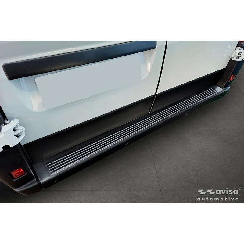 Avisa Schwarzer Edelstahl-Schutz für die hintere Stoßstange geeignet für Fiat Ducato III Facelift 2023- / Opel Movano III Facelift 2023- / Toyota Proace Max 2024- 'Rippen' (2 Teile)
