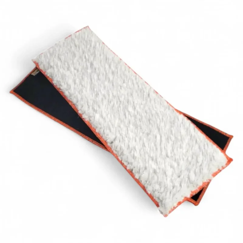 Weißes flauschiges mikrofasermop kopf mit schwarzer rückseite und orangefarbener einfassung von maykker hedgehog sleeve einwascher bezug
