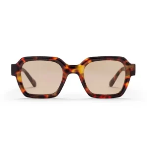 CHPO AK Sonnenbrille mit Tortoise-Fassung, hellbraunen Gläsern und UV400-Schutz aus recyceltem Kunststoff von vorne.